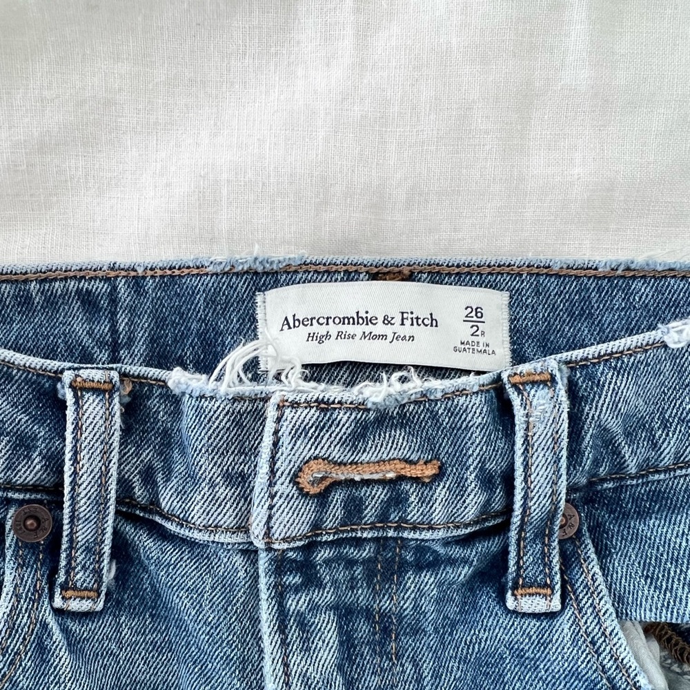 Abercrombie & Fitch - High Rise Mom Jeans - 2R